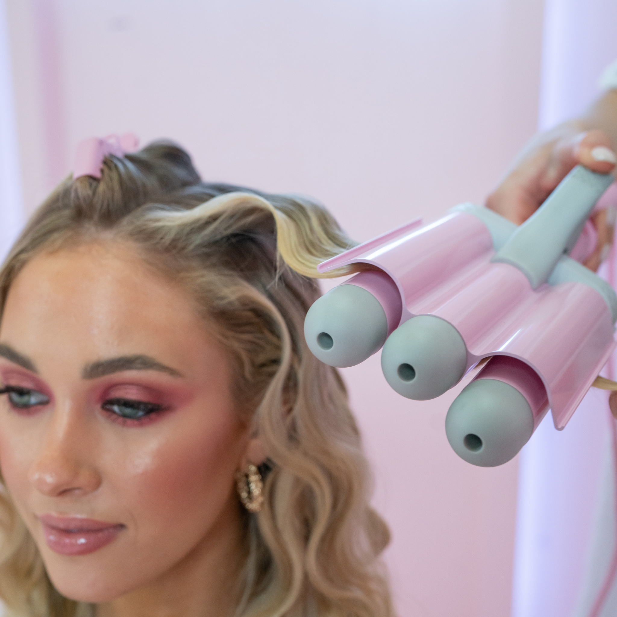 Model using the PRO Hair Waver - 32mm Pink